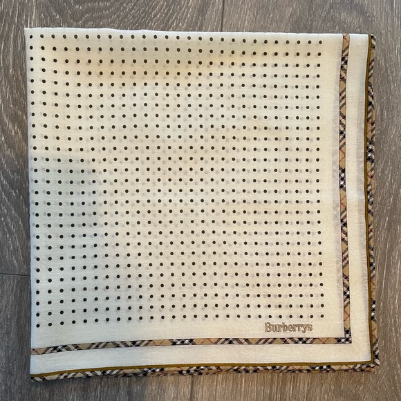 Burberry vintage clean 10/10 with a $400bundle. - Picture 5 of 9